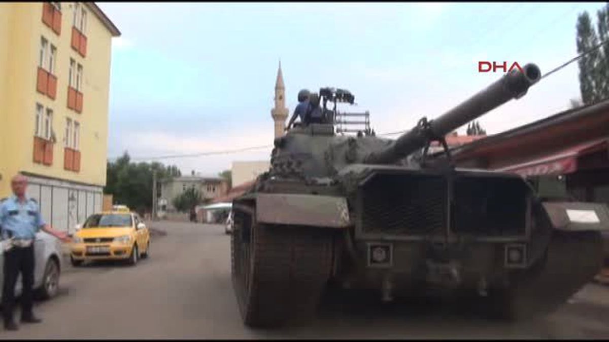 Kars\'ta 15 Temmuz Gecesi Darbecilerin Kullandığı Tank Kışlaya Döndü