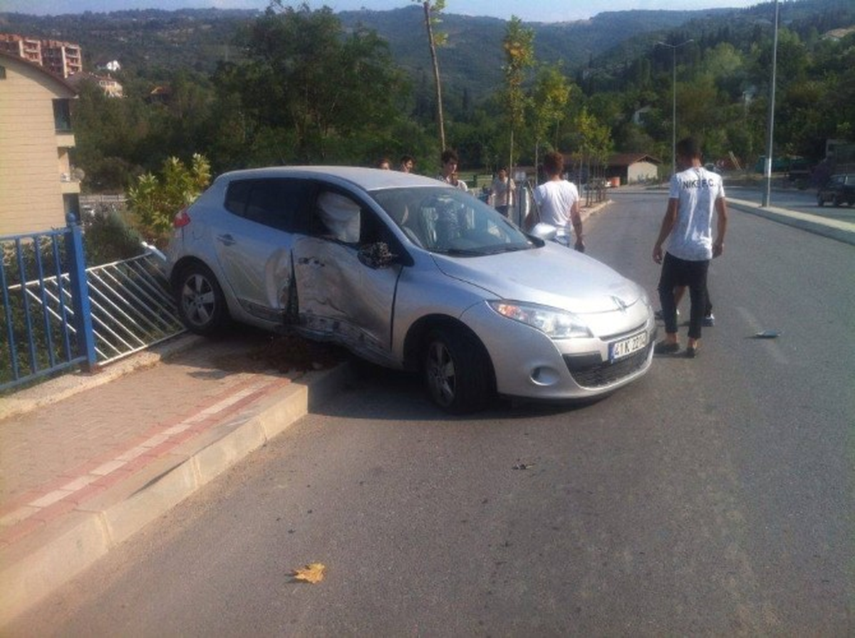 Kocaeli\'de Trafik Kazası: 1 Yaralı