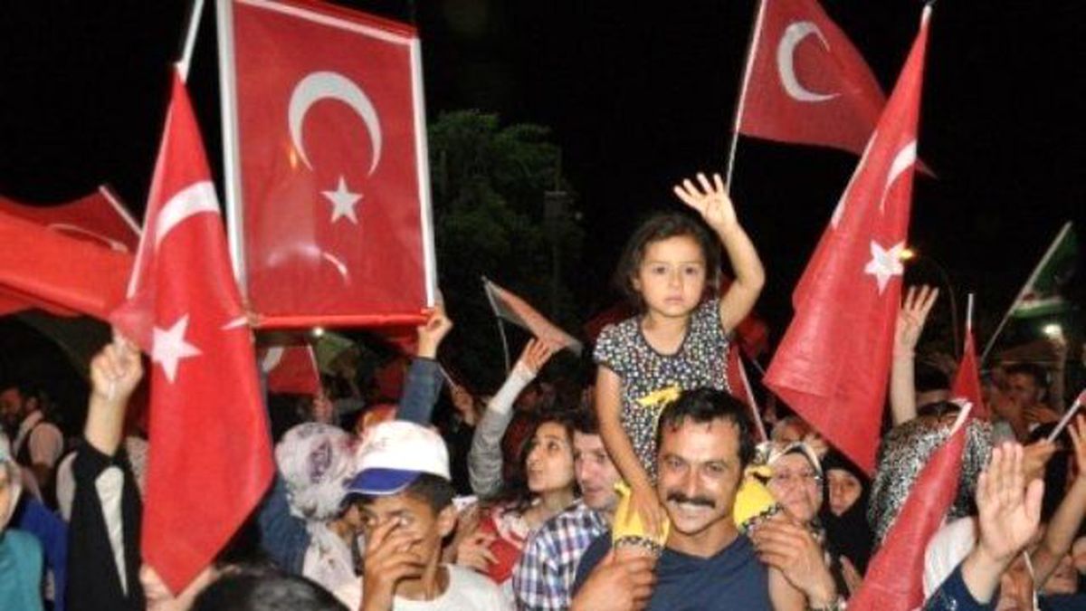 Muş\'ta Demokrasi Nöbeti Devam Ediyor