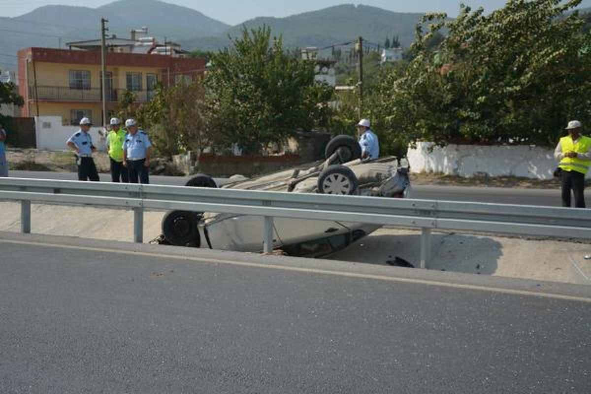 Otomobil Bariyerlere Çarparak Takla Attı: 3 Yaralı