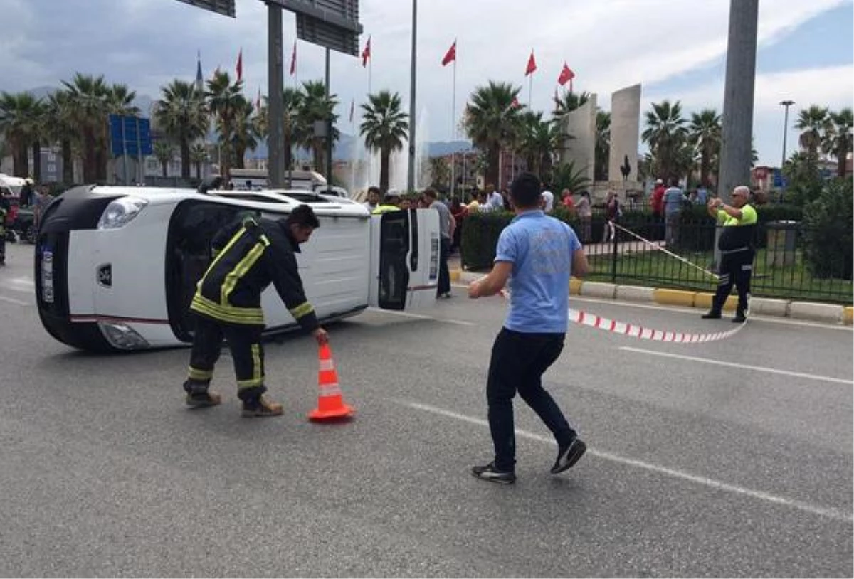 Otomobil ile Ticari Araç Çarpıştı, Yoldaki Yaya Öldü