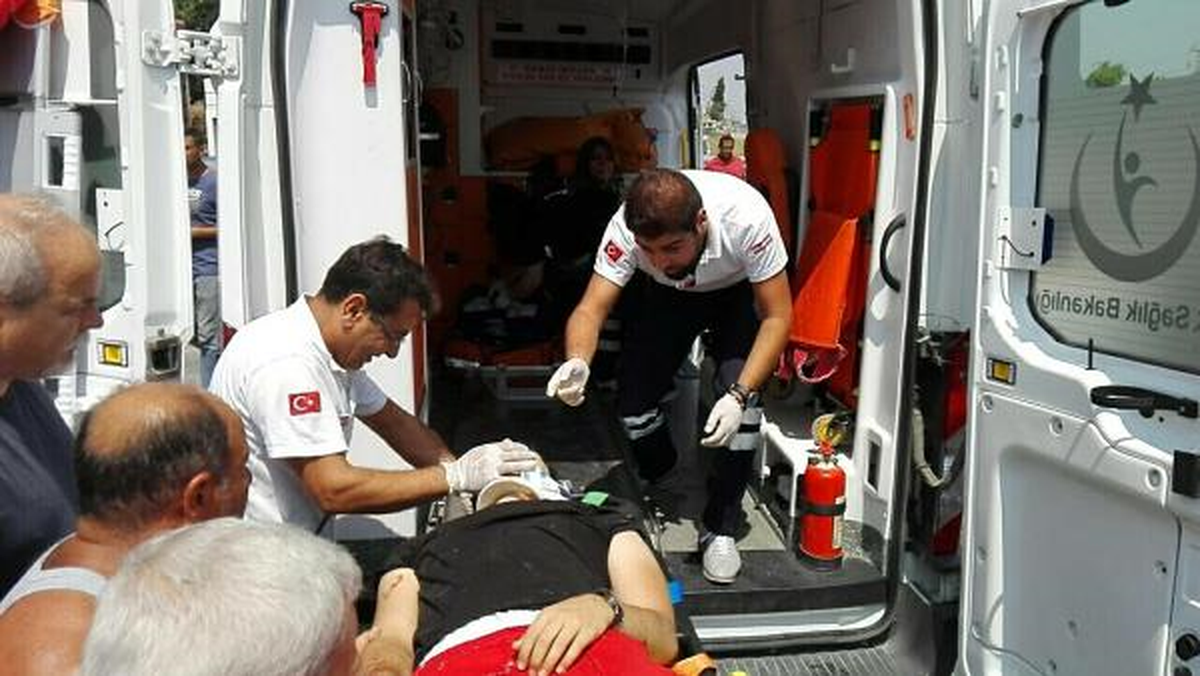 Otomobil Park Halindeki Kamyona Çarptı: 3 Yaralı