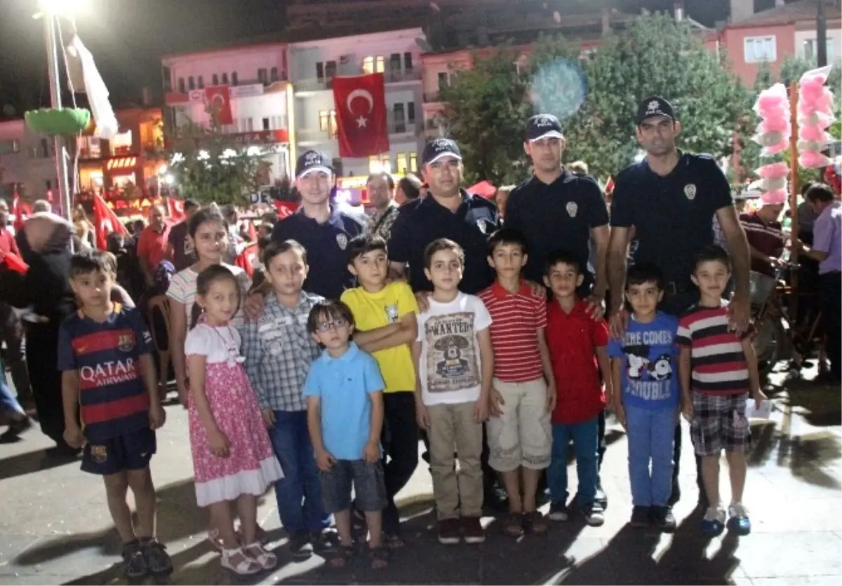 Polis Vatandaş El Ele Demokrasi Nöbetinde