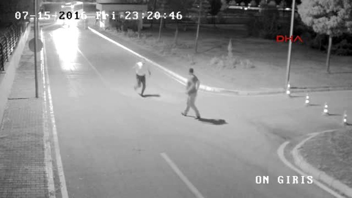 Sakarya Darbecilerin Sakarya Valiliğini İşgali ve Halkın Valilikte Darbecilere Müdahalesi Kamerada