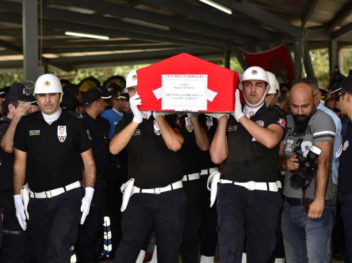 Şehit Polis Toprağa Verildi