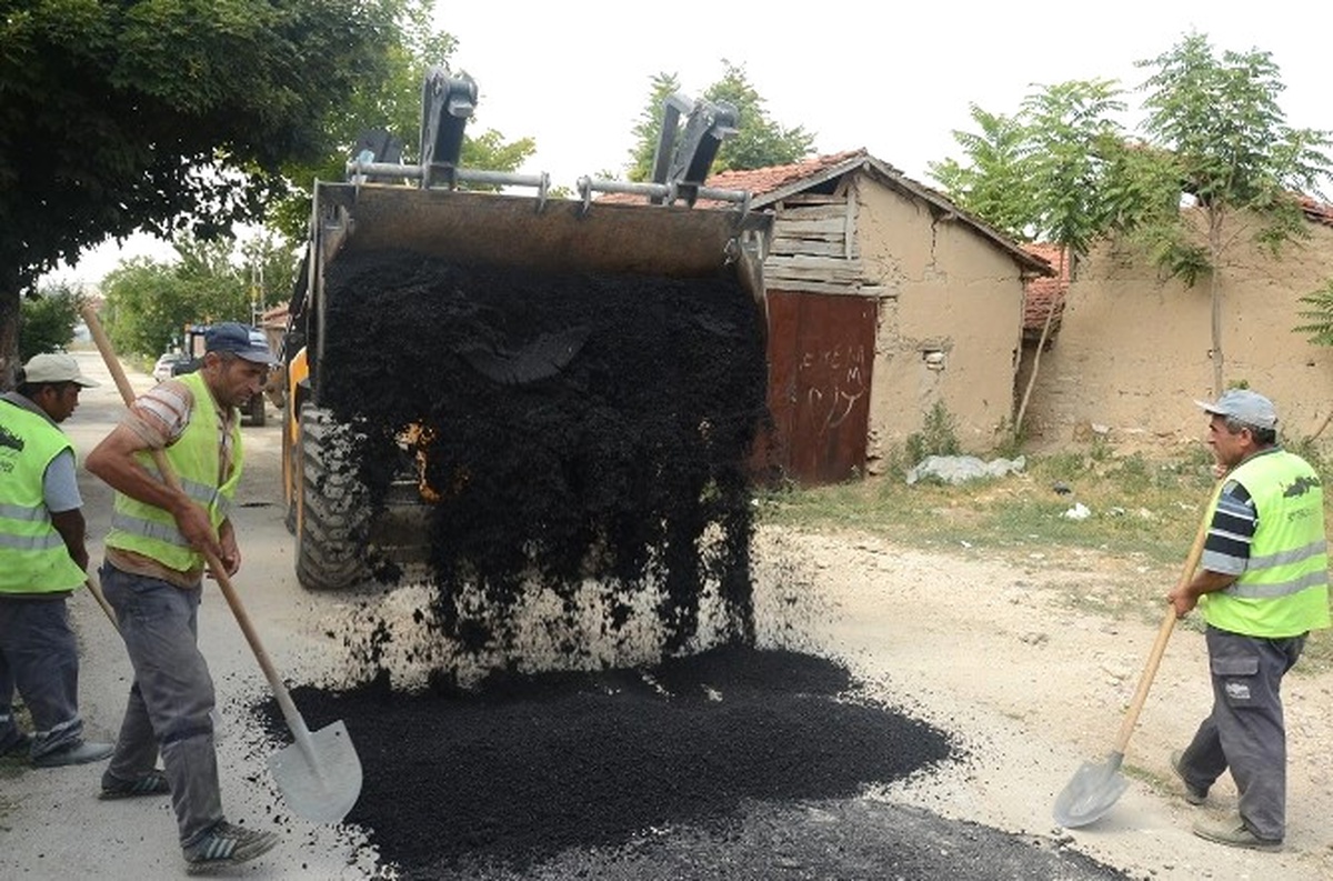 Seyitgazi Belediyesi Asfalt ve Yama Çalışmalarını Sürdürüyor