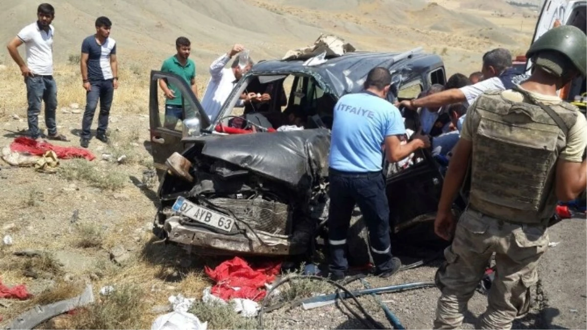 Şırnak\'ta Trafik Kazası: 2 Ölü, 3 Yaralı