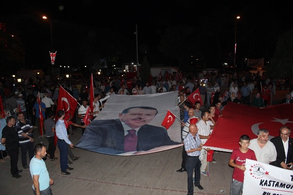 Tekirdağ\'da Demokrasi Nöbeti Sürüyor