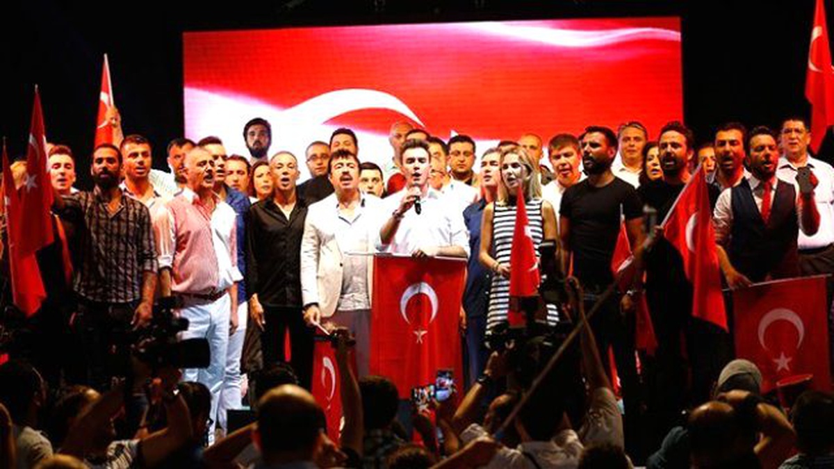 Ünlü İsimler "Demokrasi Nöbeti"Nde "Memleketim" Şarkısını Seslendirdi