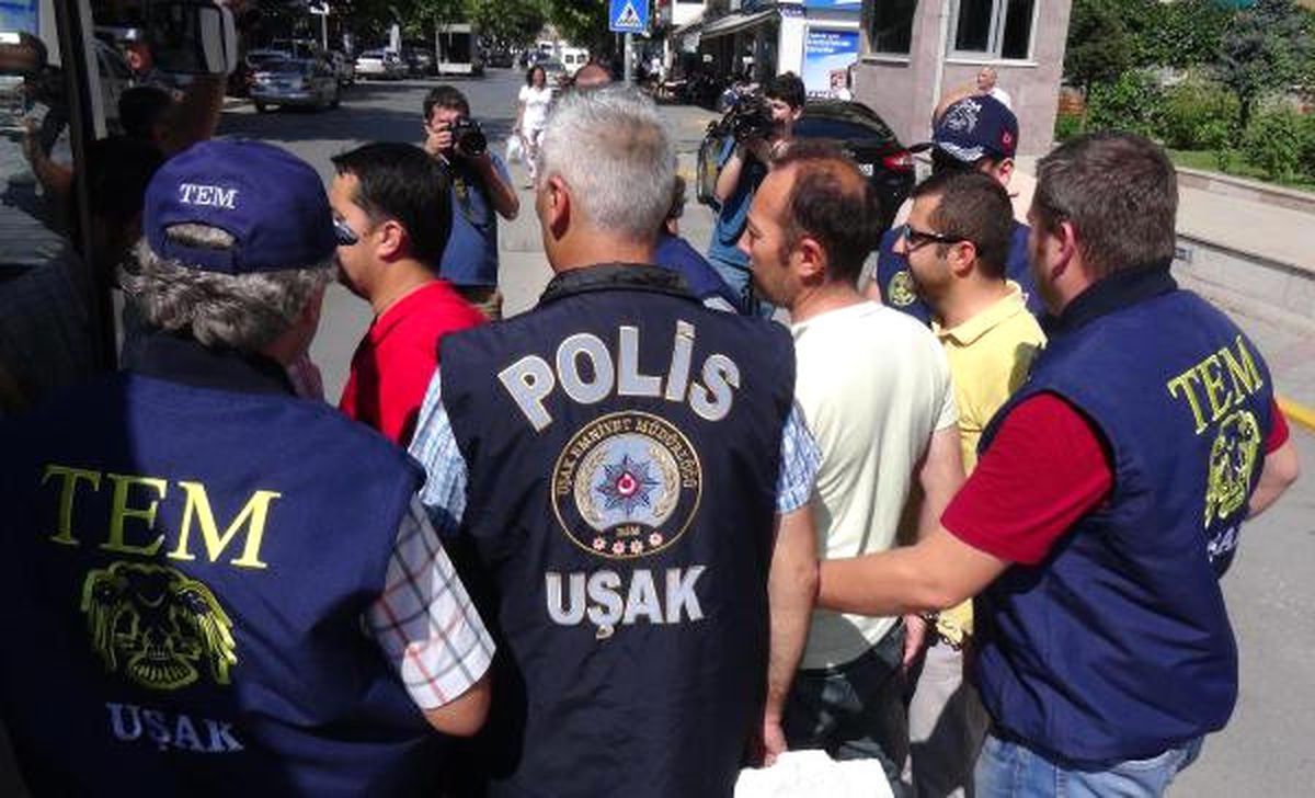Uşak\'ta 13 Polis Adliyede