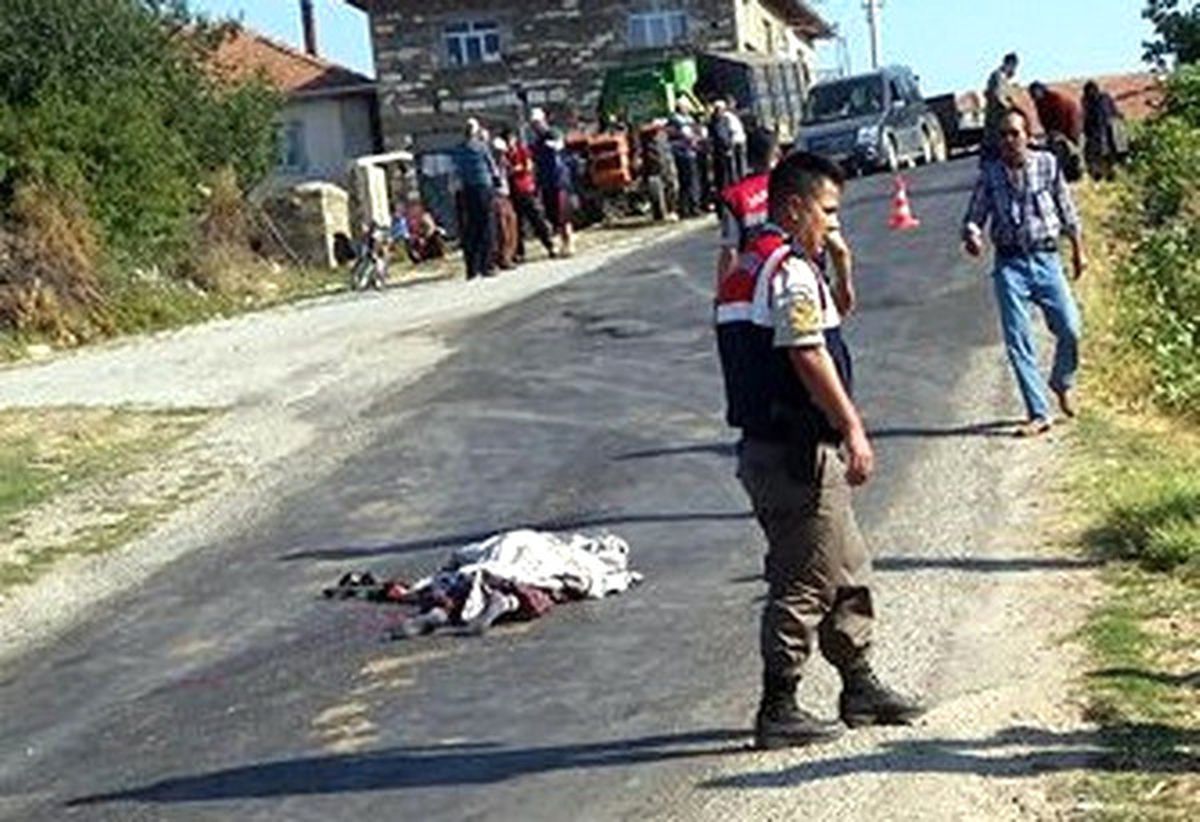 Uşak\'ta Traktörden Düşen Eşini Ezdi