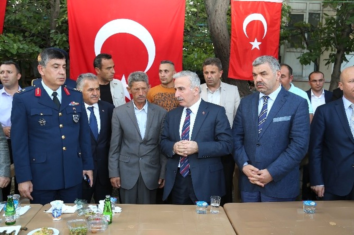 Vali Kamçı Şehit Temizyürek\'in Mevlidine Katıldı