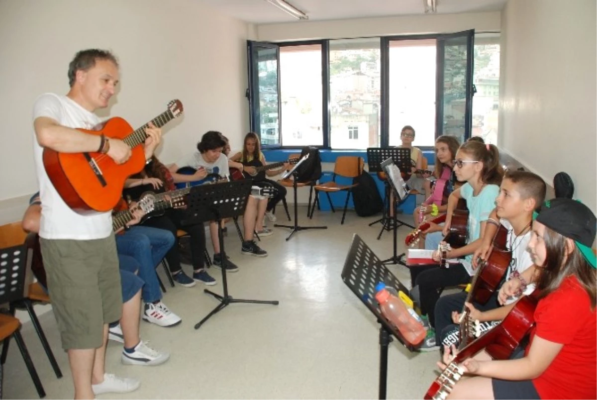 Yaz Dönemi Kurslarında Gitar Çalmayı Öğreniyolar