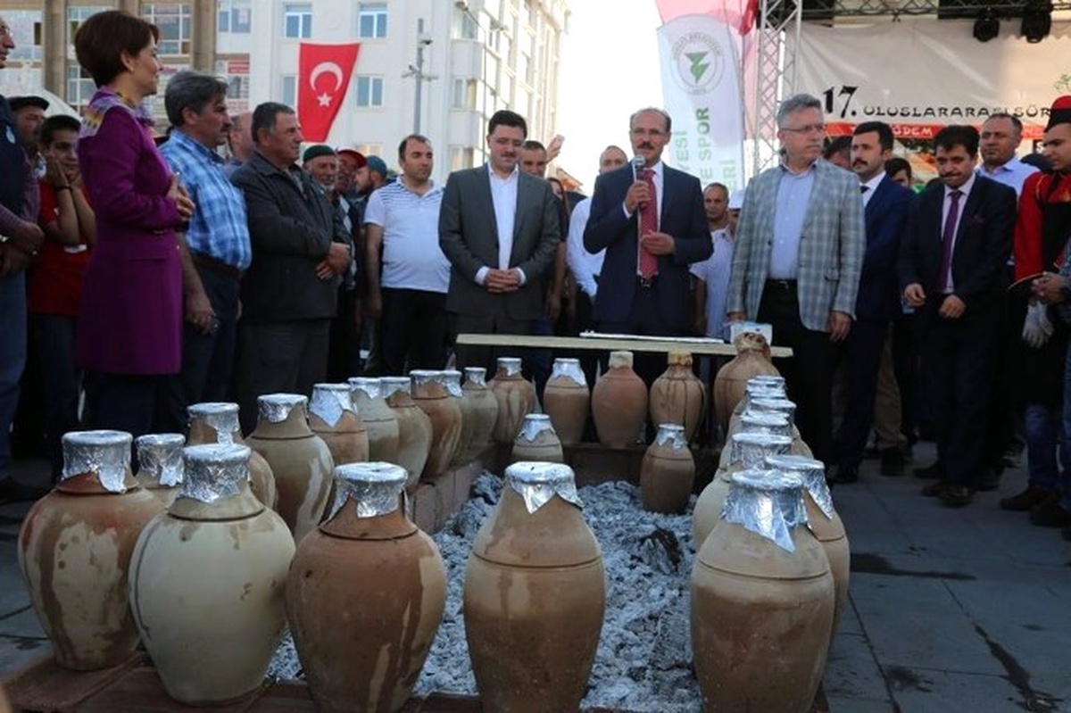 Yozgat Sürmeli Kültür ve Sanat Etkinliklerinde Vatandaşa Testi Kebabı İkram Edildi