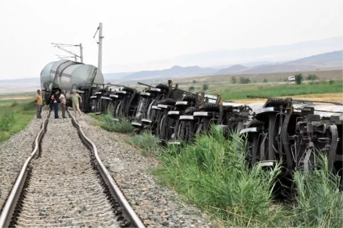 Yozgat\'ta Yük Treni Raydan Çıktı; 7 Vagon Devrildi