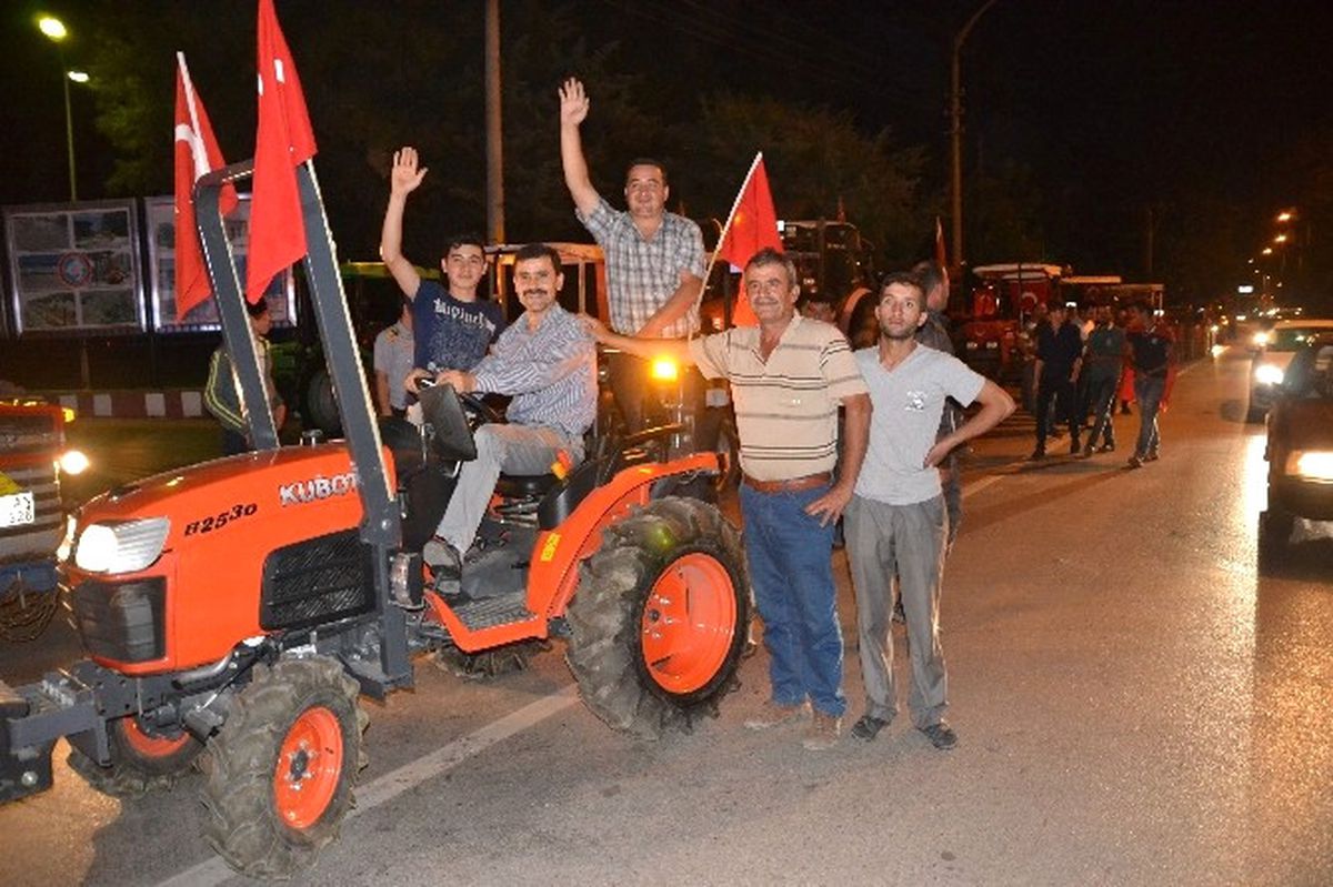 500\'ü Aşkın Traktörle Demokrasi Konvoyu