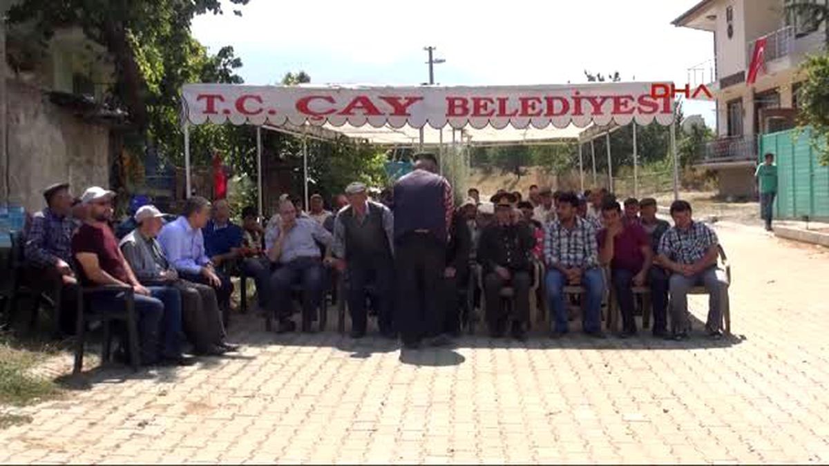 Afyon Sandalyede Sessizce Ağlayıp, Şehit Oğlunun Cenazesini Bekledi