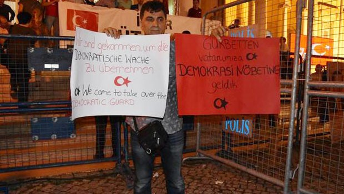 Almanya\'dan, İzmir\'deki Demokrasi Nöbetine Gittiler
