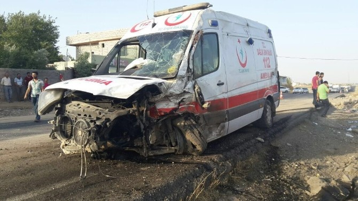 Ambulans ile Kamyonet Çarpıştı: 9 Yaralı