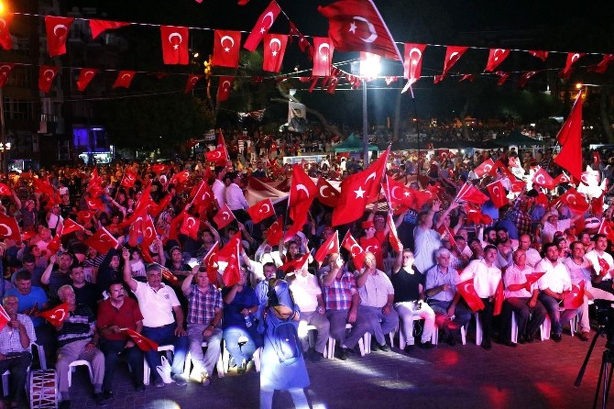 Antalya\'da Demokrasi Nöbeti Aralıksız Devam Ediyor