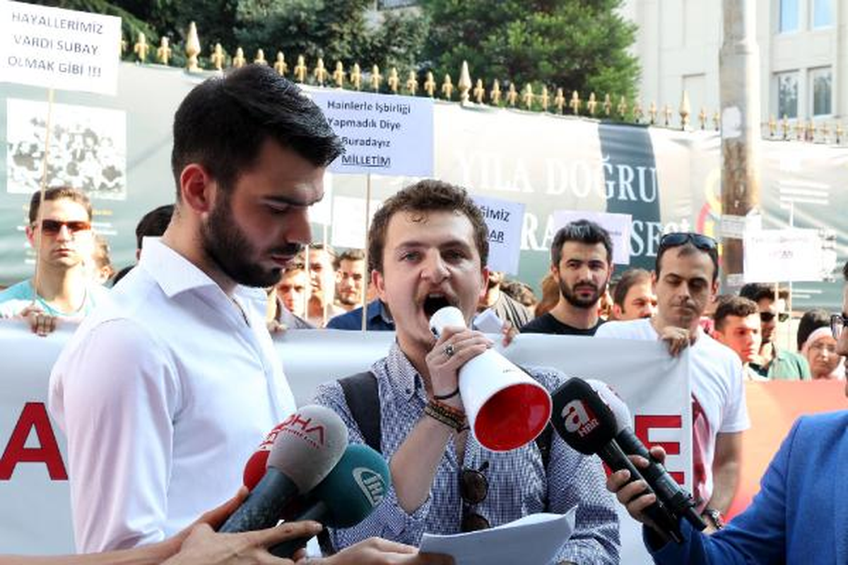 Askeri Okuldan Atılan ve Ayrılan Öğrenciler Hakları İçin Marşlarla Yürüdü