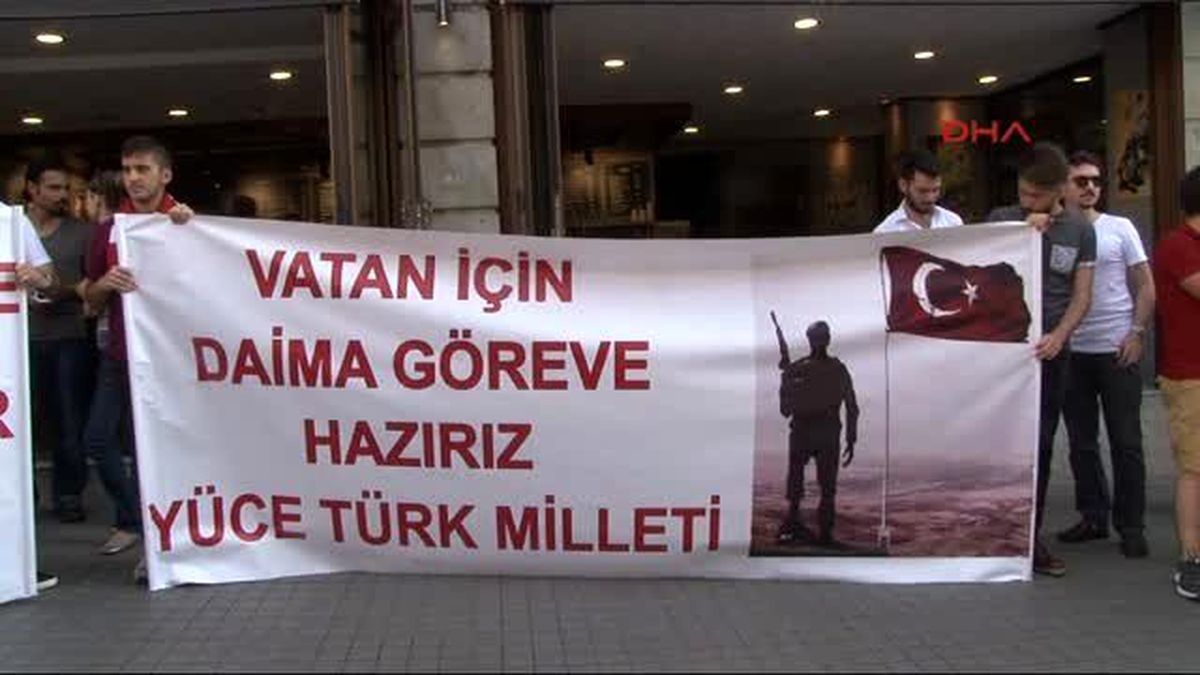 Askeri Okullardan Atılan Öğrencilerden İstiklal Caddesi\'nde Marşlı Yürüyüş