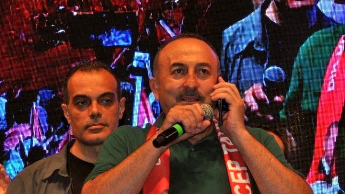 Bakan Çavuşoğlu, "Demokrasi Nöbetinde"