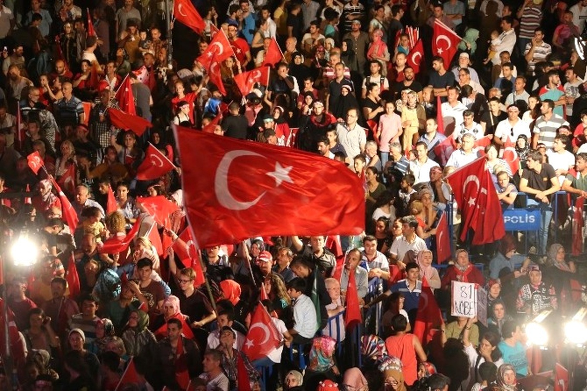 Başkan Zolan, İzmir\'de Demokrasi Nöbetine Katıldı