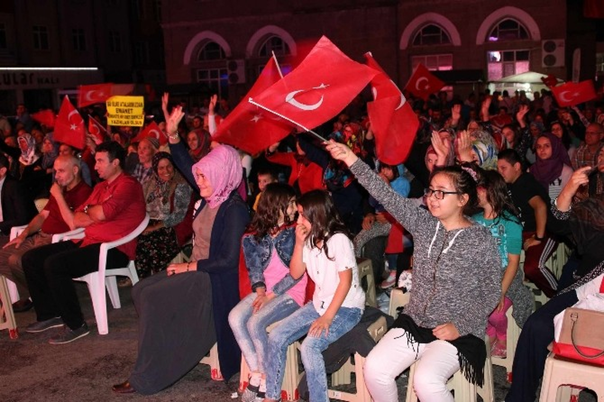 Beyşehir\'de Fetö\'nün Darbe Girişimine Tepkiler Sürüyor