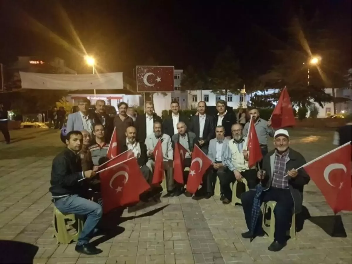 Bozüyük\'te Demokrasi Nöbeti Yoğun Yağışa Rağmen Devam Etti