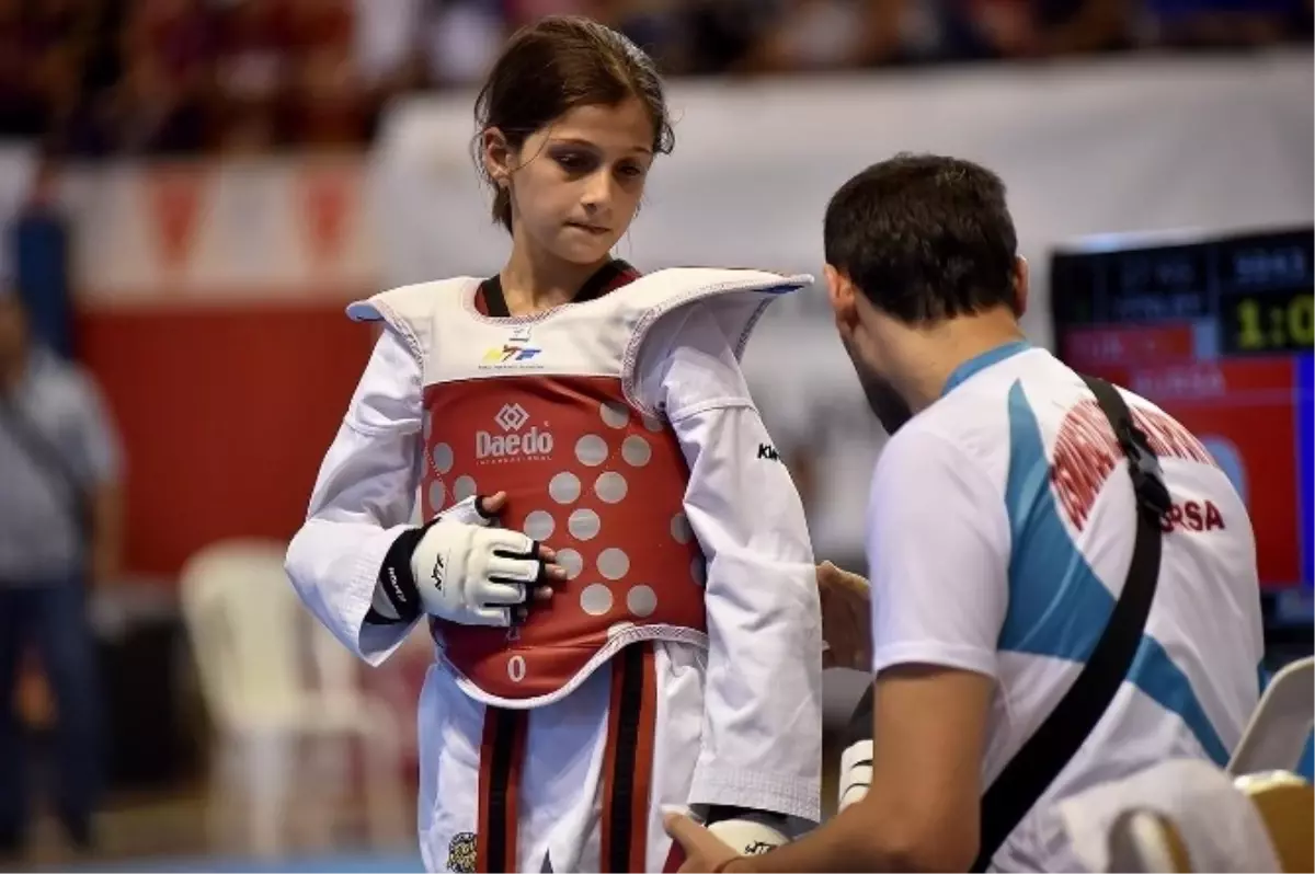 Büşra Savaş, Hem Kick Boks Hem de Taekwondo da Türkiye Şampiyonu Oldu