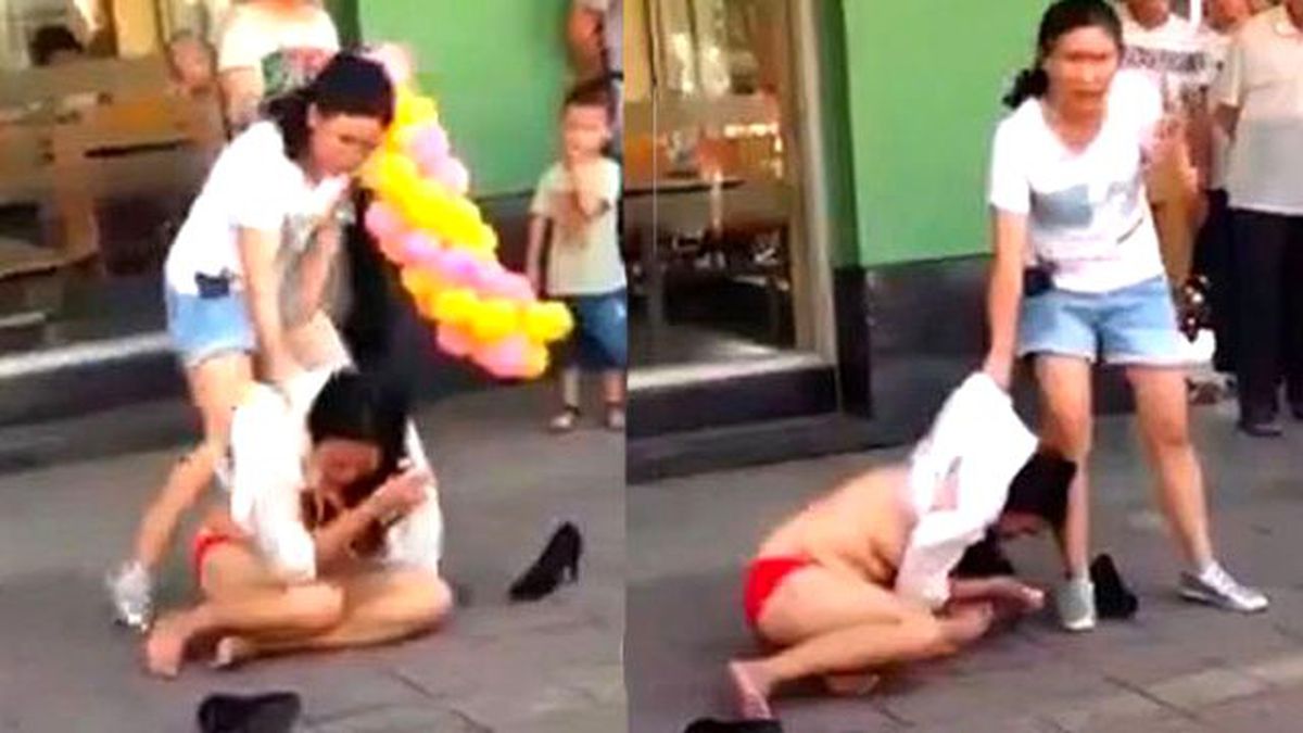 Çin'de Aldatılan Kadın Kocasının Metresini Herkesin Önünde Yarı Çıplak Dövdü