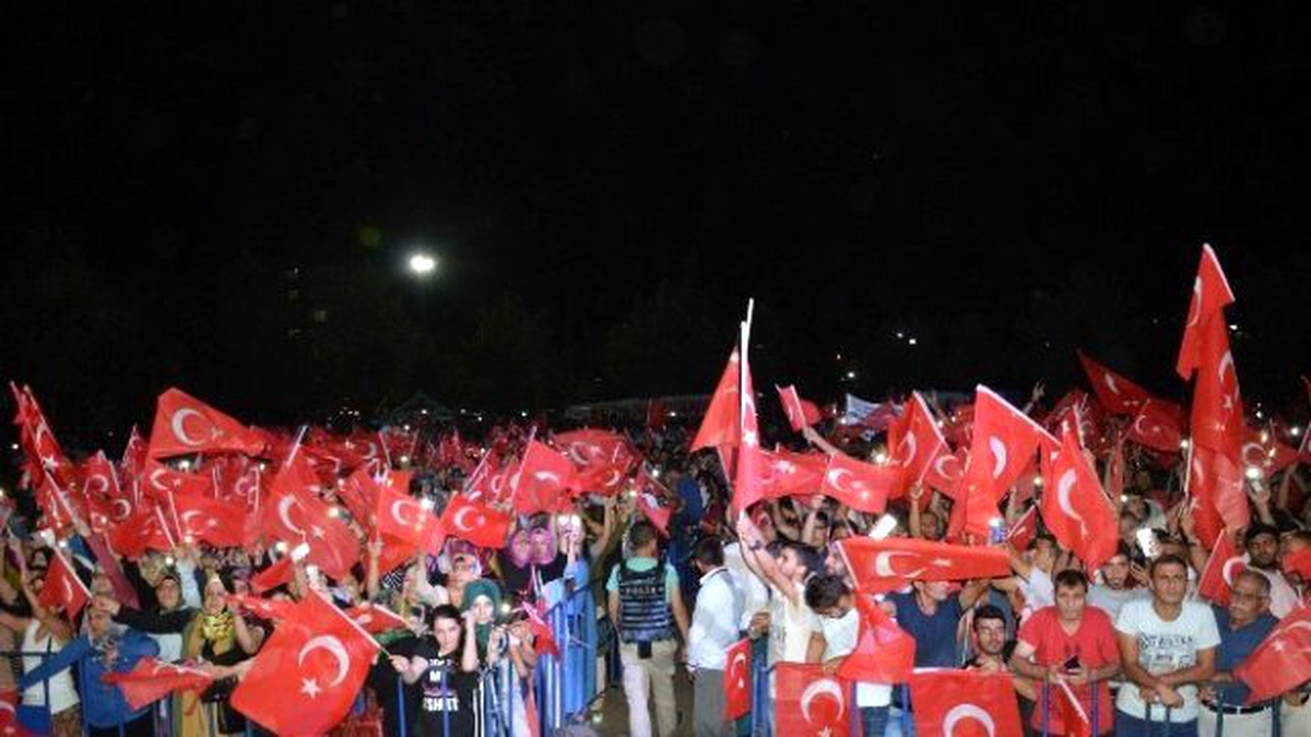 Diyarbakırlılar Demokrasi Nöbetine Devam Ediyor