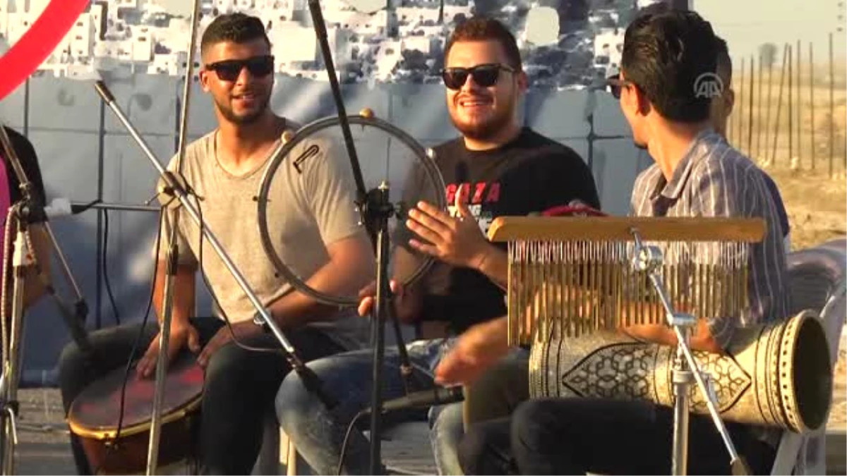 Filistinli Dawaween Grubu Beyt Hanun Sınır Kapısı\'nda Konser Verdi
