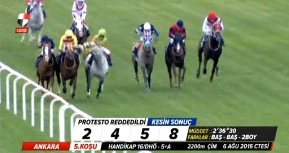 Foto Finişte Rakibini Isırıyordu!