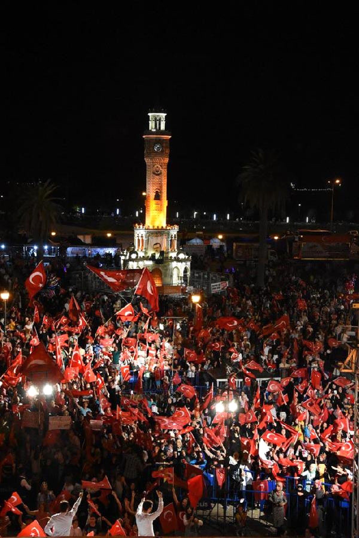 Gurbetçiler \'Demokrasi Nöbeti\'nde