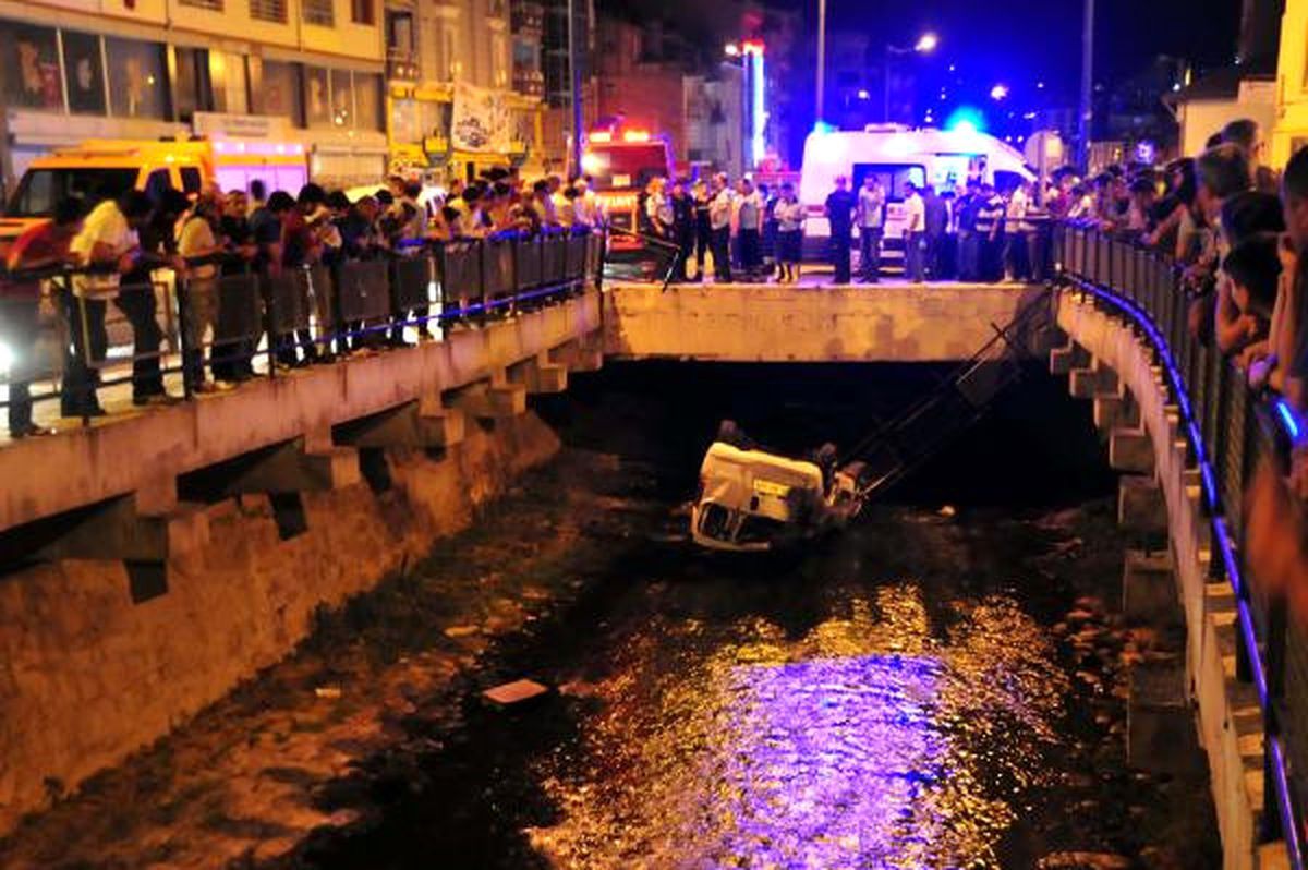 Hafif Ticari Araç Dereye Uçtu, Sürücü Yaralandı