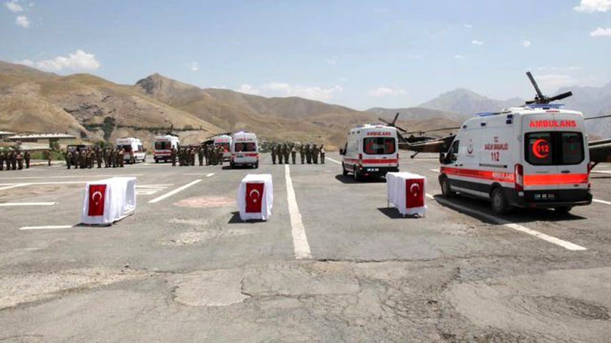 Hakkari\'de Şehit Askerler İçin Tören Düzenlendi