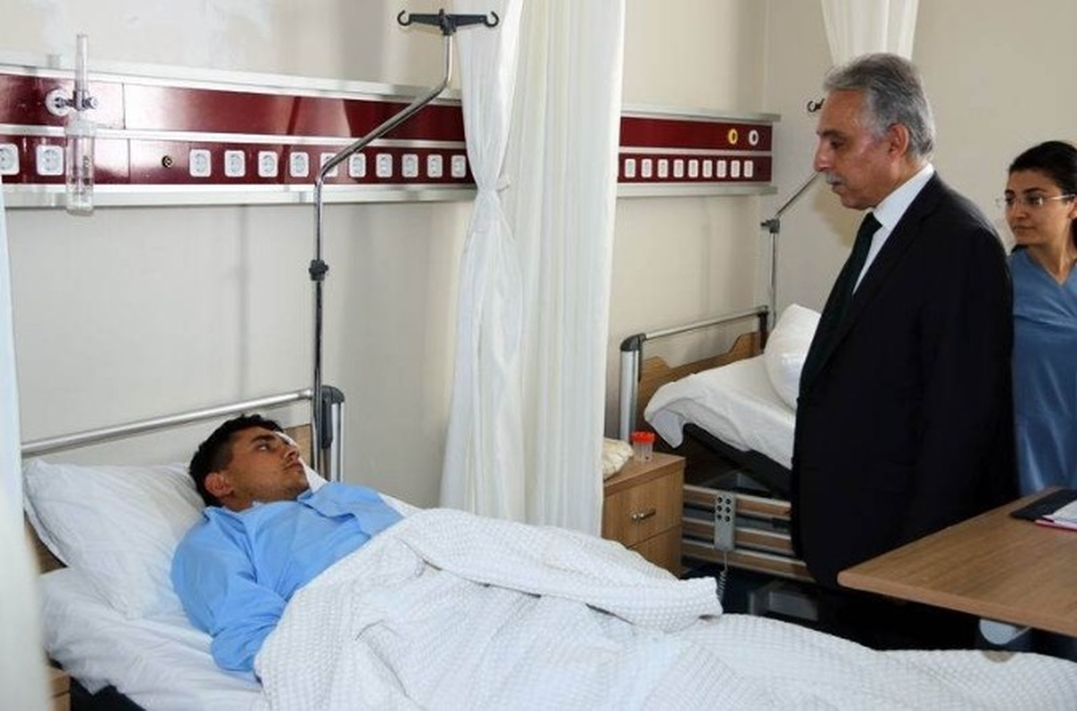 Hakkari Valisi Toprak Yaralı Askerleri Ziyaret Etti