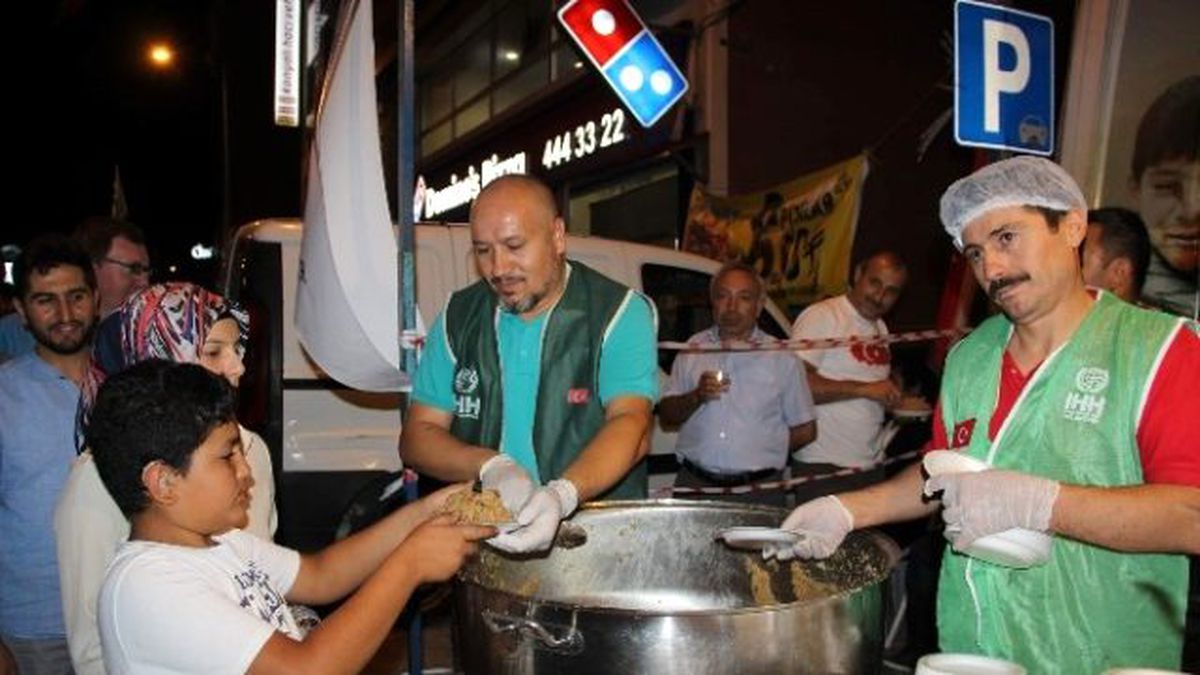 İhh Fetö\'nün Helvasını Dağıttı