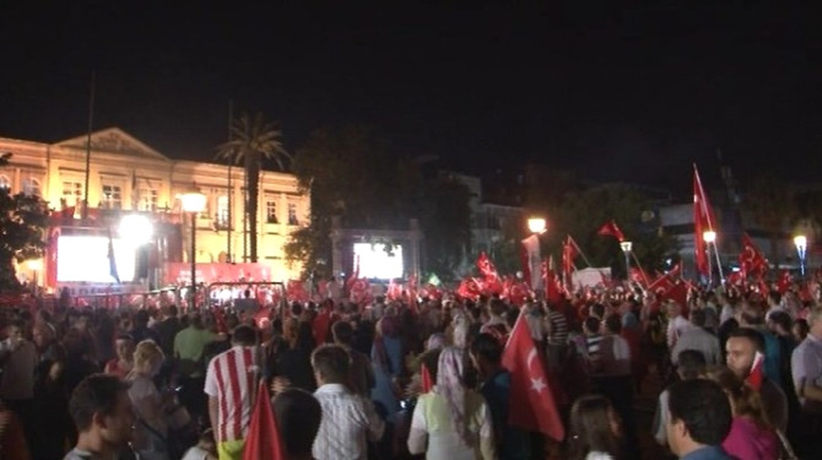 İzmir\'de Demokrasi Nöbeti 22\'inci Gününde
