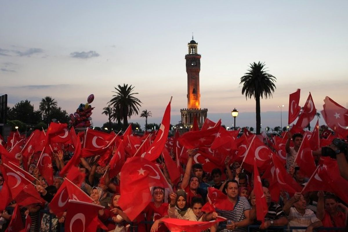 İzmir\'de \'Yenikapı Mitingiyle\' Eş Zamanlı Demokrasi Nöbeti