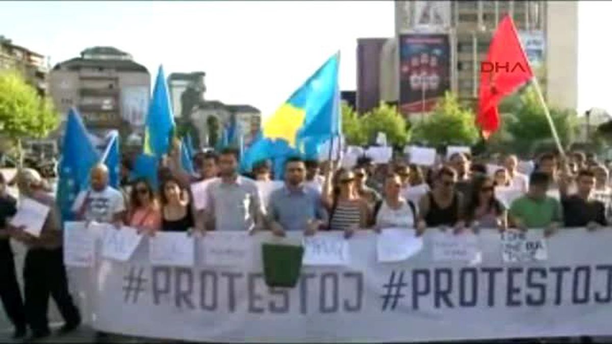 Kosova?da Stk?lardan Yolsuzluk Protestosu