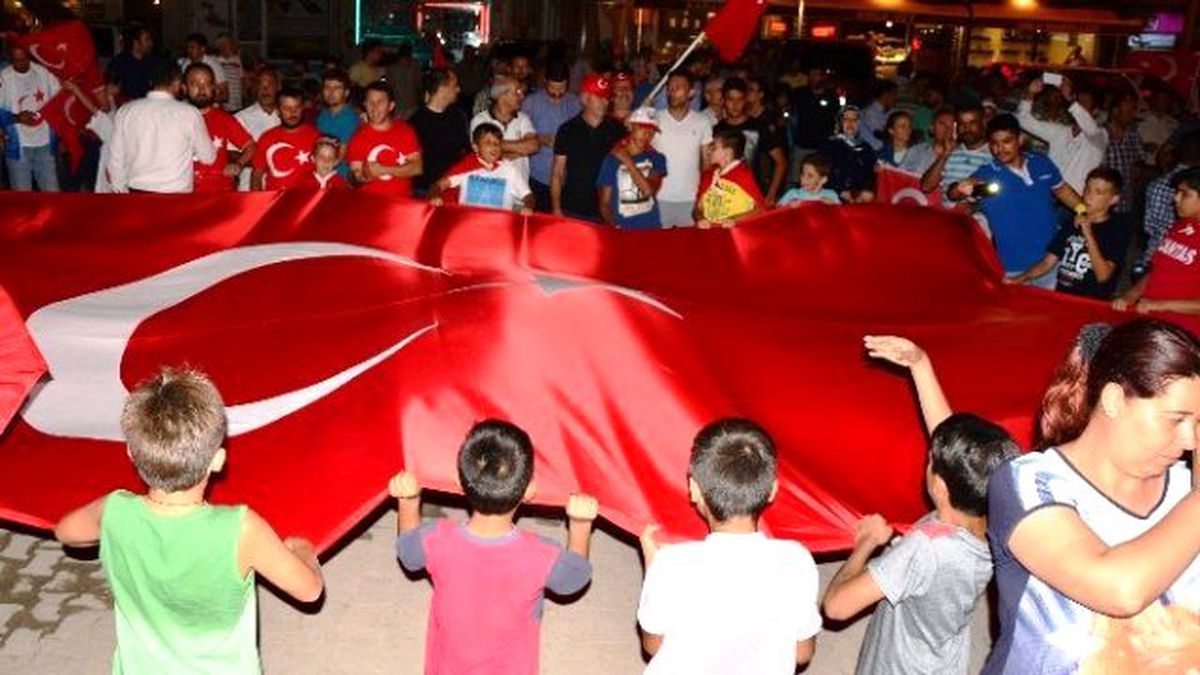 Çanakkale\'de Demokrasi Nöbeti Devam Ediyor