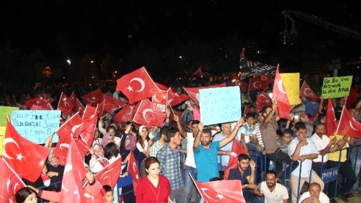 Malatya\'da Demokrasi Nöbetleri Sürüyor