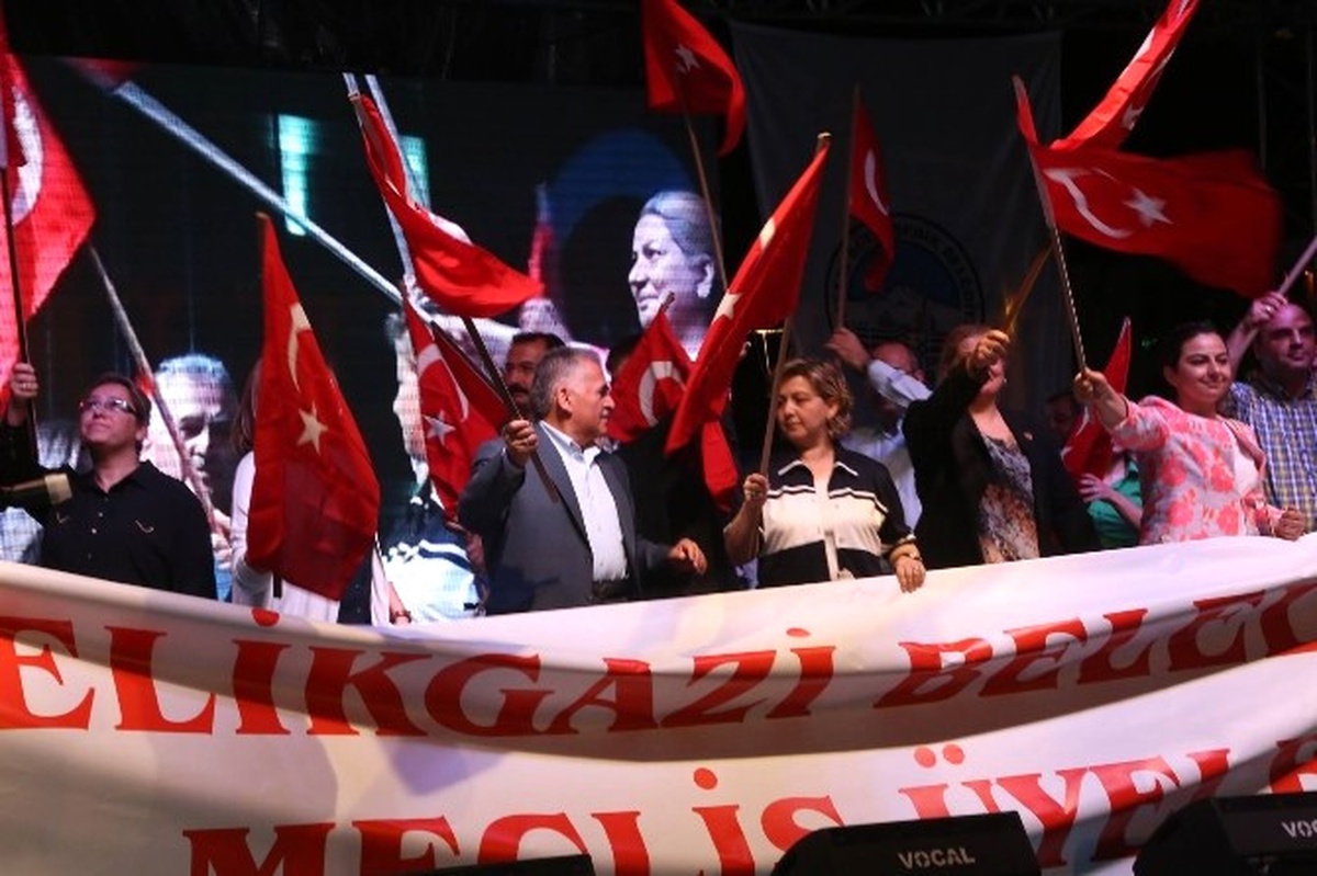 Melikgazi Belediye Meclis Üyeleri Tam Kadro Demokrasi Nöbetinde