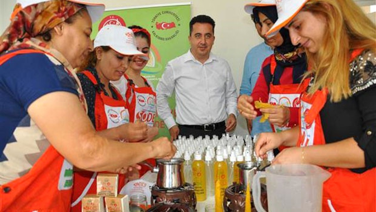 Narenciye Kadınların Elinde Kozmetik Ürünlere Dönüşüyor