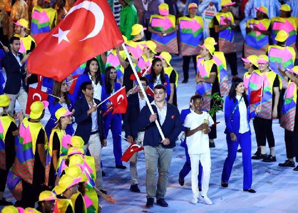 Rio\'da Türk Bayrağı\'nı Rıza Kayaalp Taşıdı