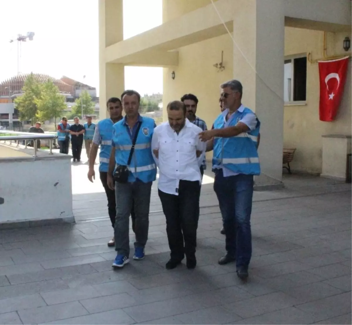 Sakarya\'da Fetö Soruşturmasında 4 İş Adamı ve Bir Avukat Tutuklandı