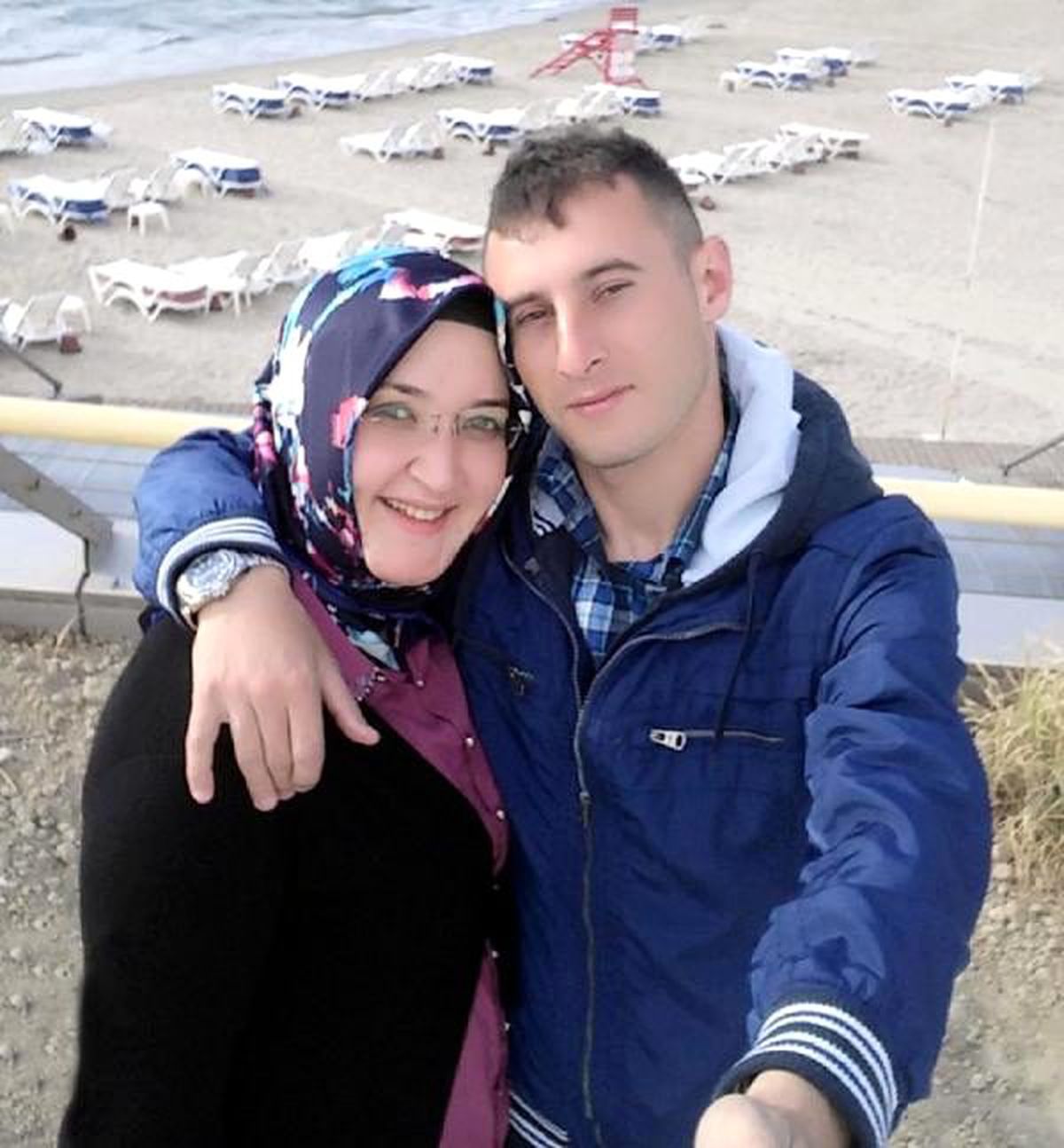 Sandalyede Sessizce Ağlayıp, Şehit Oğlunun Cenazesini Bekledi
